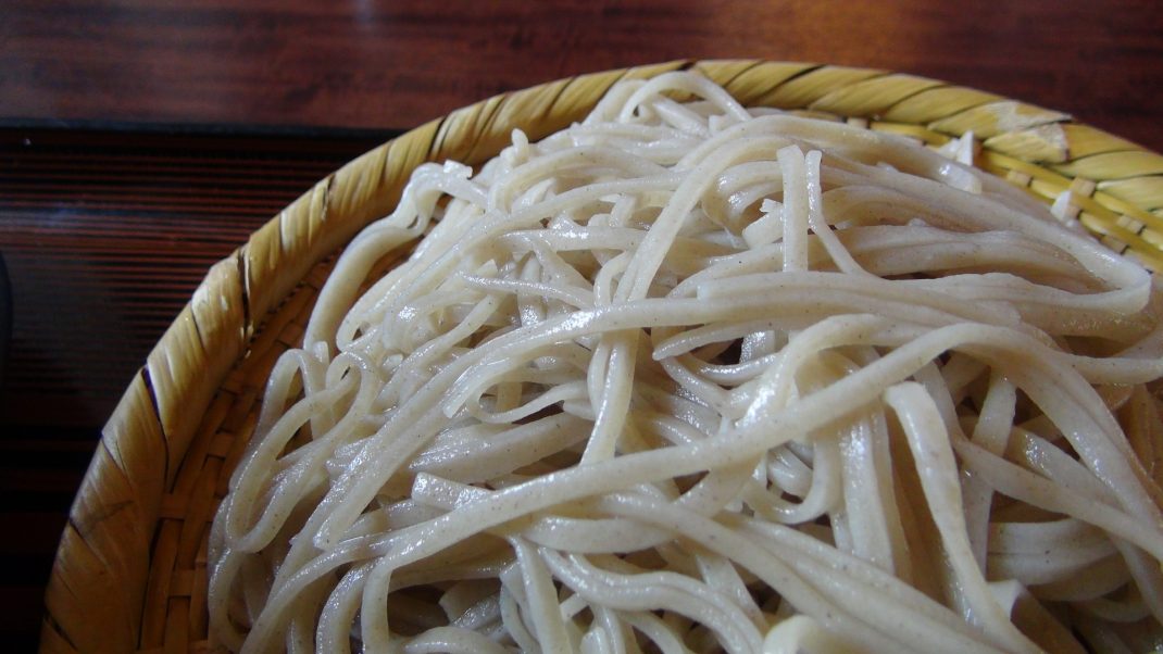 蕎麦のつなぎには何を入れる