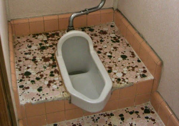段差のついた和式トイレ